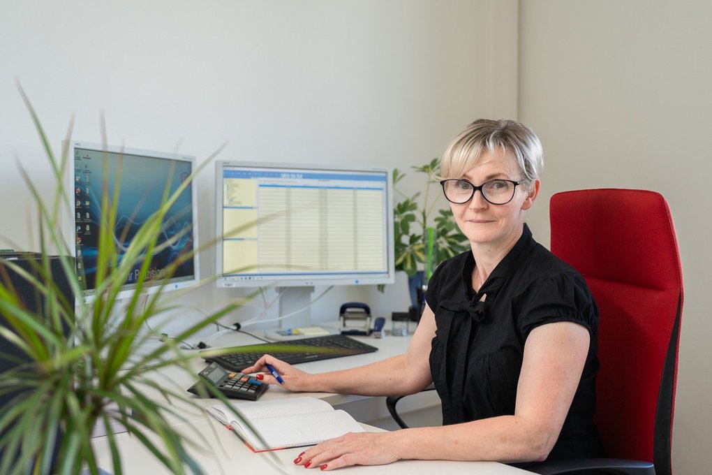 Im kaufmännischen Bereich hast du die Möglichkeit, die gängigen Abteilungen eines Industrieunternehmens kennenzulernen. Die Menschen hier begeistert das große Ganze und sie lieben die Abwechslung im Job.