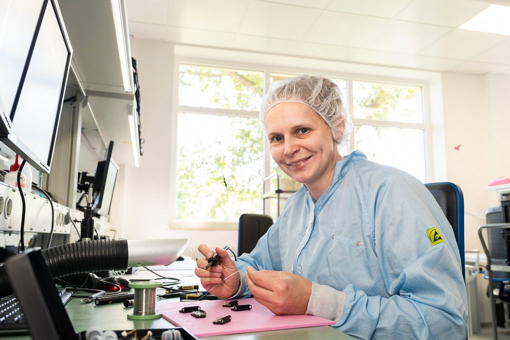 Du prüfst, montierst und justierst optische Baugruppen und Hightech-Geräte.
