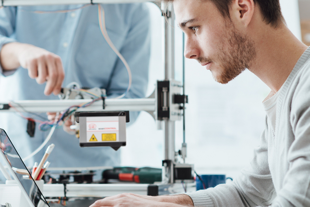 Mit einem dualen Studium verbindest du die fundierte Theorie an der Hochschule mit praxisnaher Arbeit an innovativen Projekten. Du sammelst früh wertvolle Berufserfahrung und wirst aktiv ins Unternehmensgeschehen eingebunden. So entsteht eine ideale Grundlage für den Start in deine Karriere.