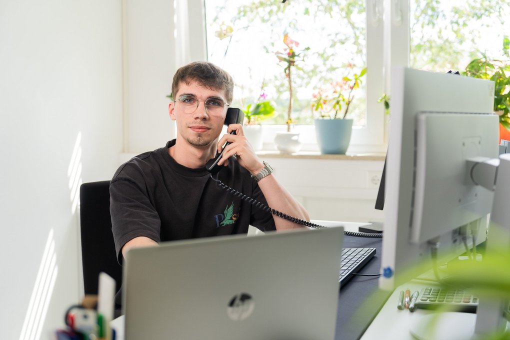 Du erlebst, wie ein Unternehmen wirtschaftlich funktioniert, indem du die einzelnen Abteilungen kennenlernst und hier aktiv mitarbeitest. 